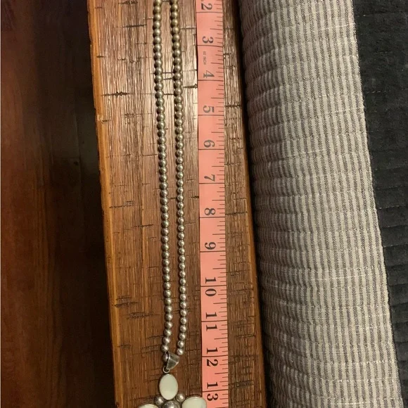 Mother of pearl cross necklace - Picture 3 of 3